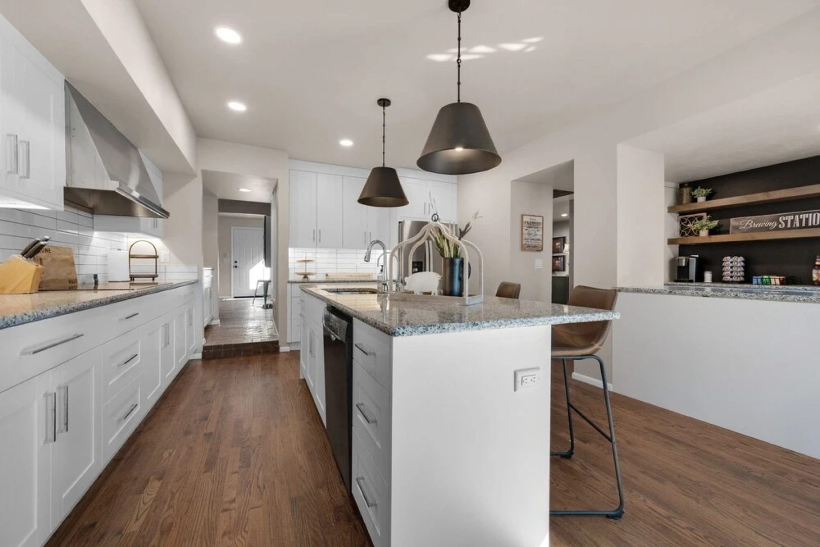 Expansive Monument Home: Hot Tub & Mountain Views!