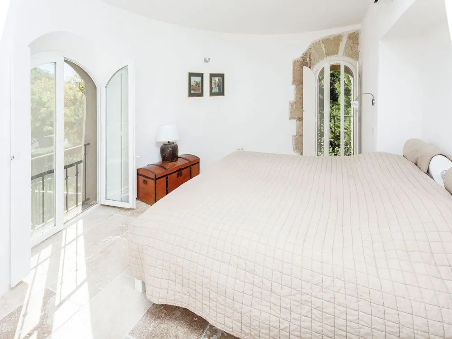 Spacious Castle in Jonquières With Swimming Pool