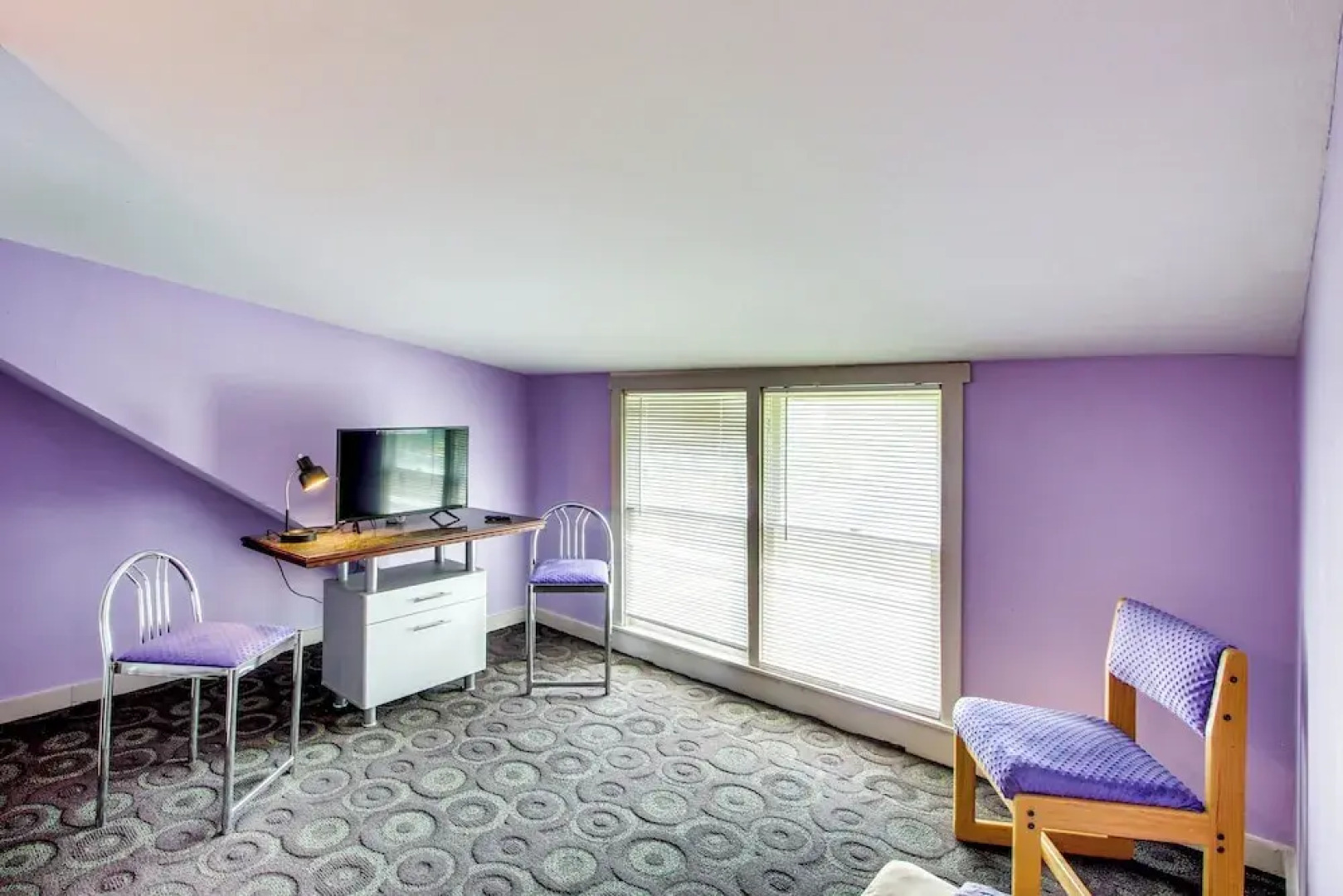 1 Mi to K-state Campus: Central Manhattan Home