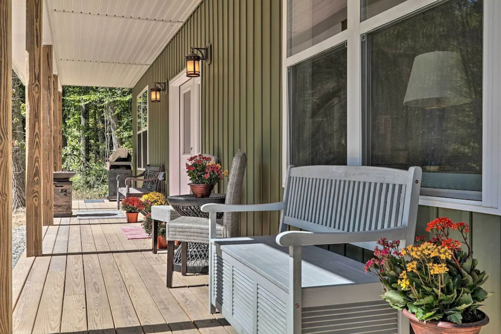 16 Mi to Ski Slopes! Creekside Poconos Cottage