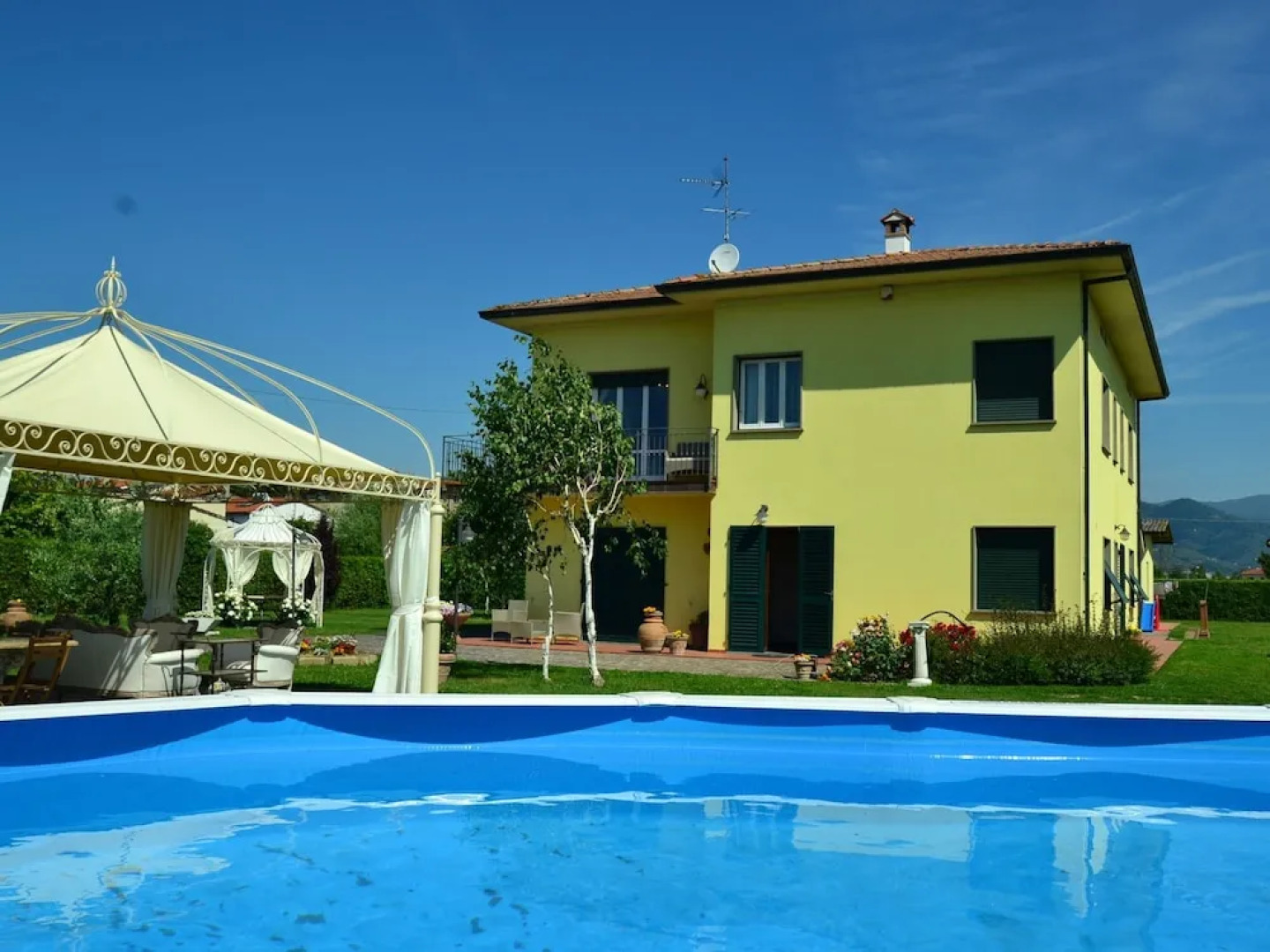 Villa in Montecarlo With Pool and Scenic Views