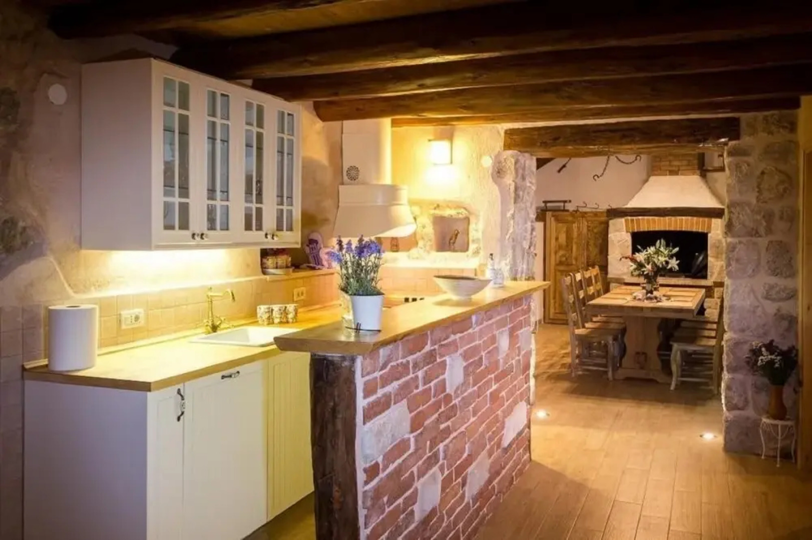 Villa Falcon Rook - Four-bedroom Villa With Terrace and Swimming Pool ID Direct Booker 1901