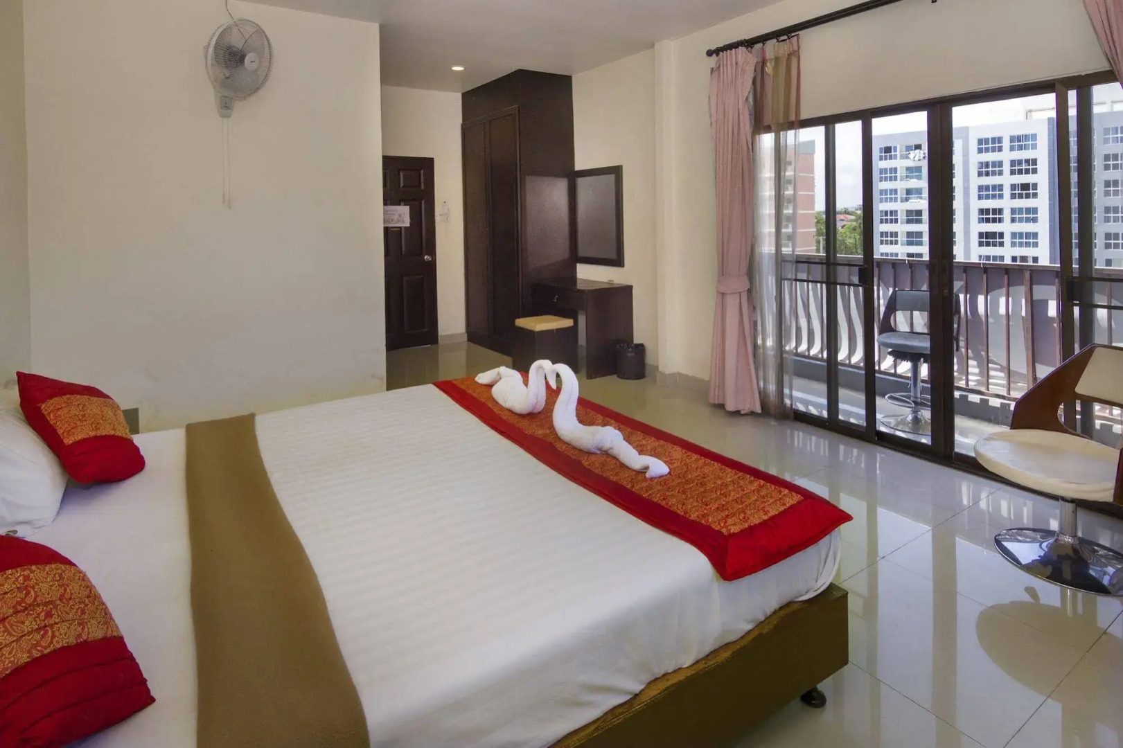 Royal Q&D Suites Hotel