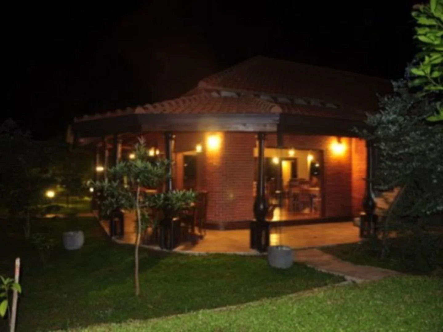 Saunter Paradise Hotel