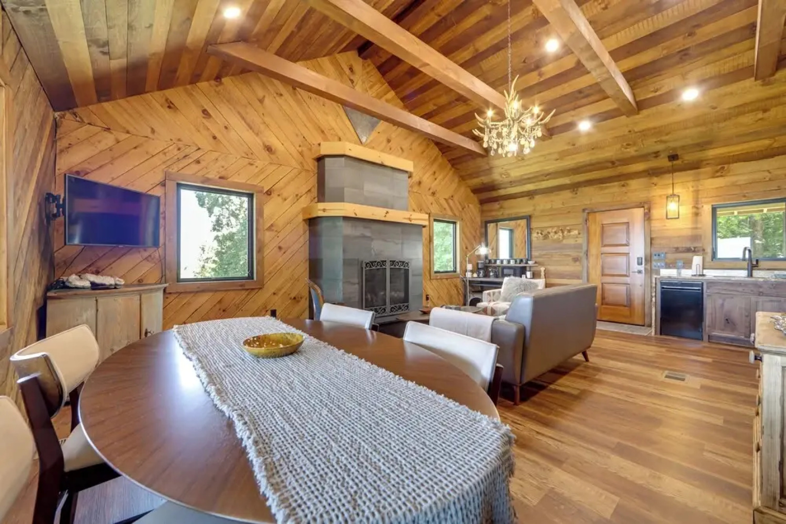 Dreamy Penrose Cabin w/ Panoramic Mountain Views