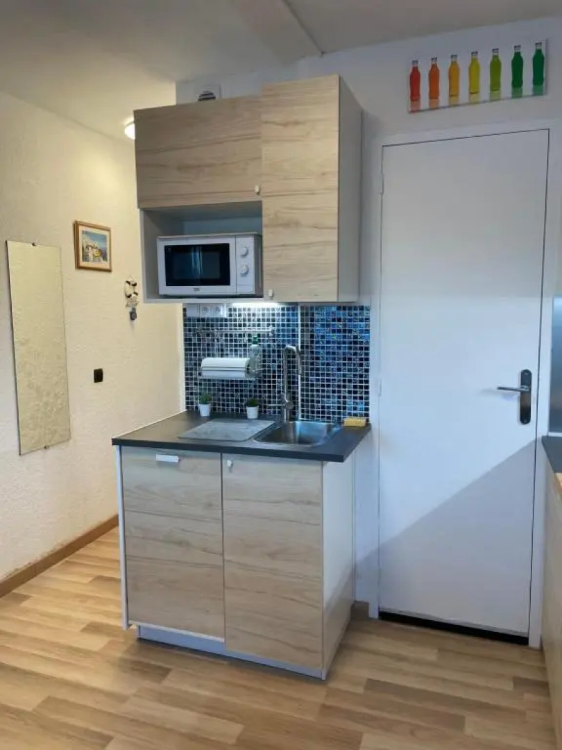 Studio vue port, belle terrasse, piscine