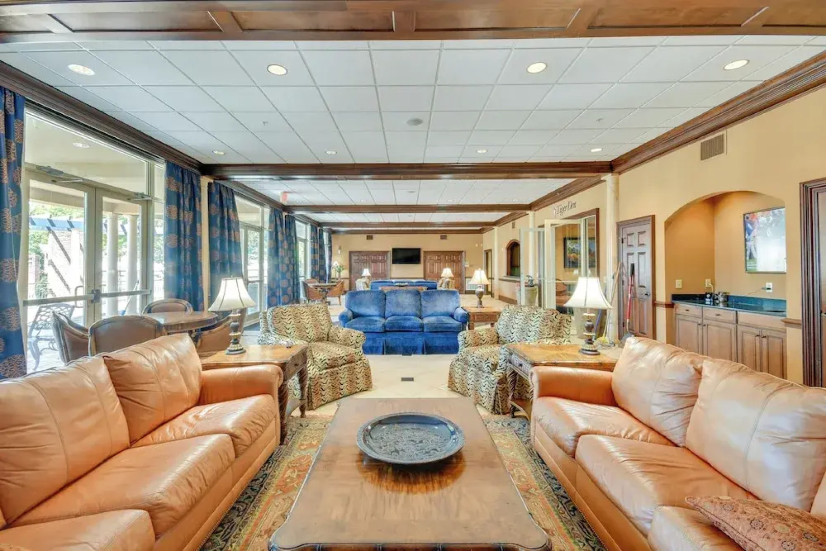 Auburn Retreat w/ Balcony - Walk to Campus!