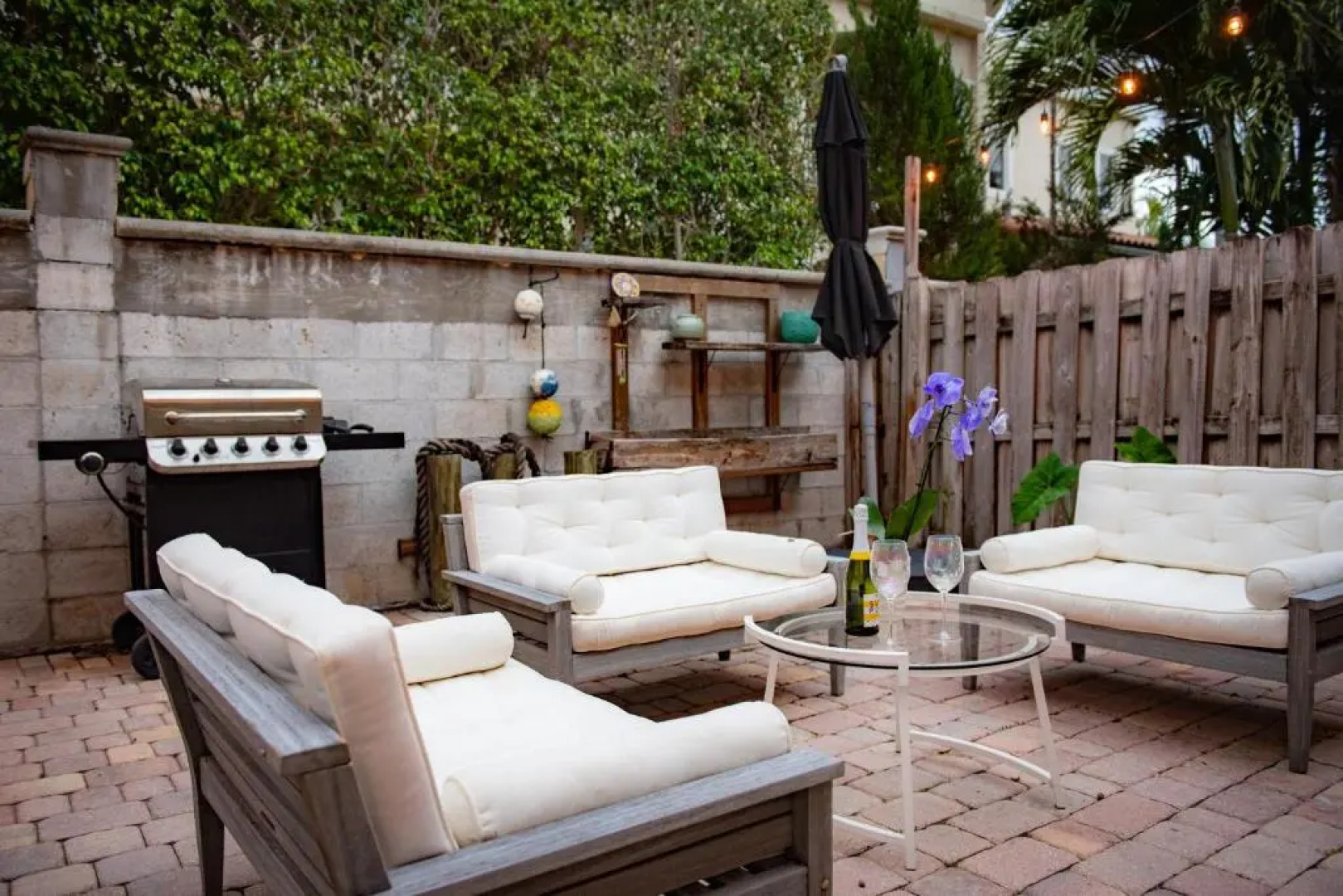 Lux 3 bedroom townhouse 1 block from the beach