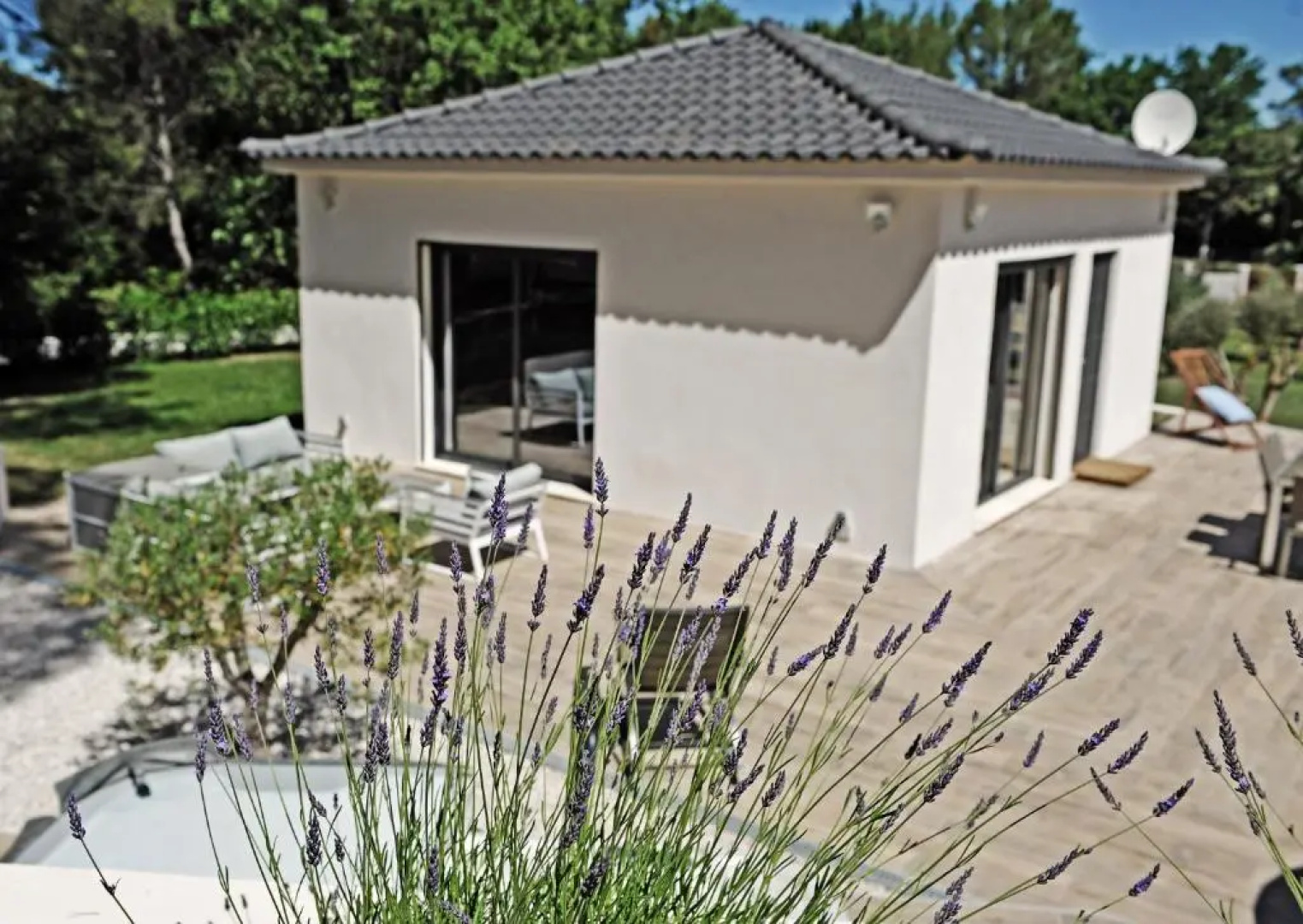 Villa-jacuzzi-1chb-jardin-10minsAixEnPce-QuartierChic