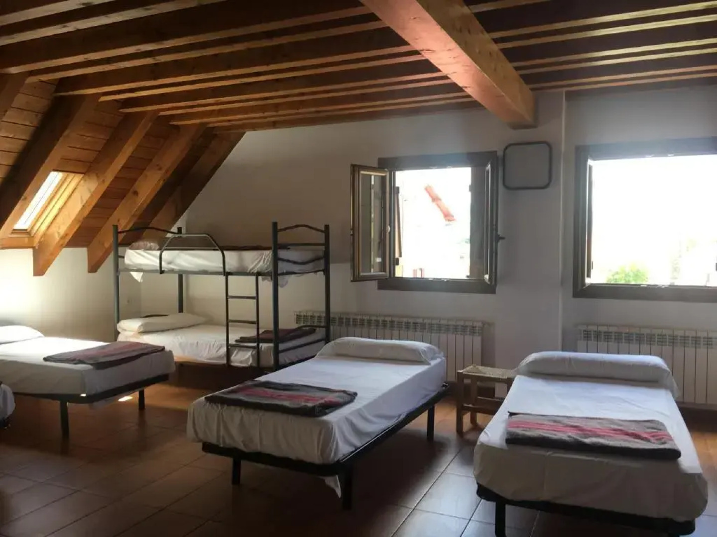 Hostal y Albergue Haizea - Hostel