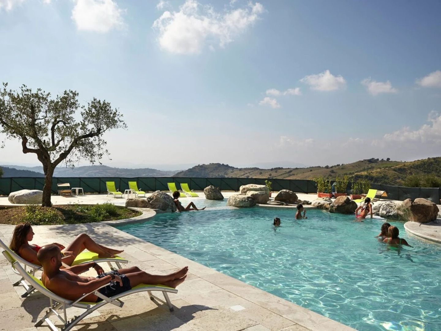 Attractive Apartment with Large Pool & Hot Tub