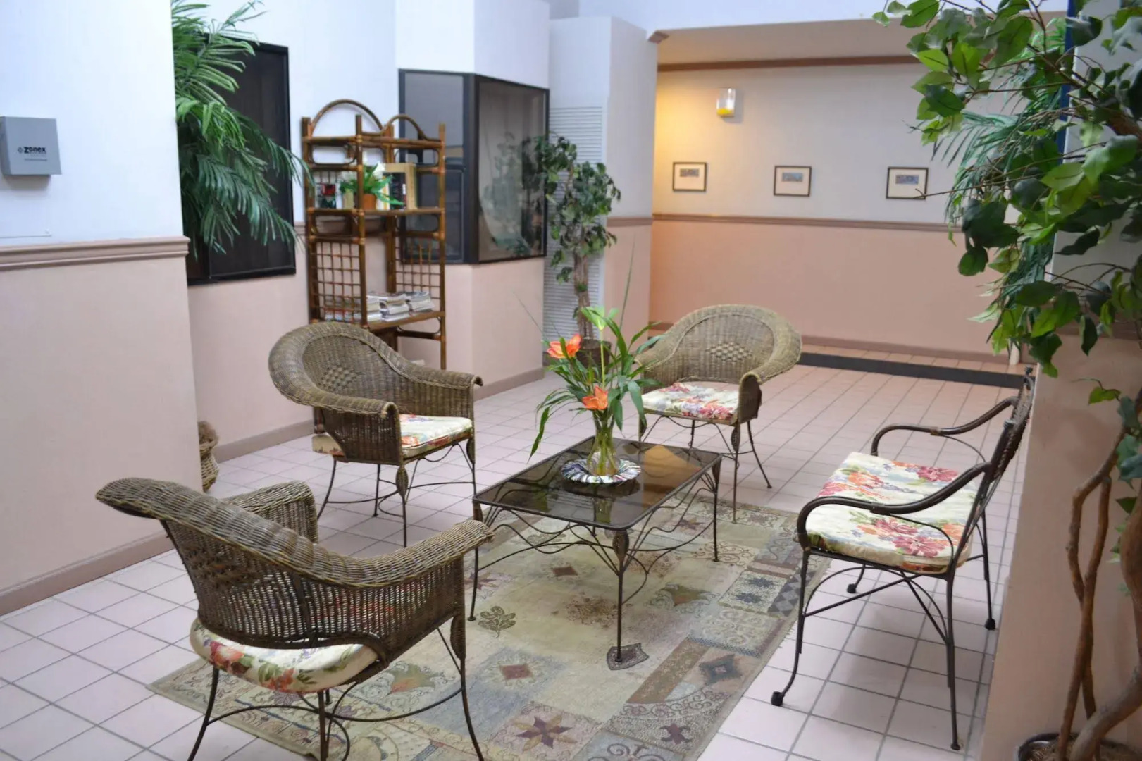 West Plaza Hotel Desekel