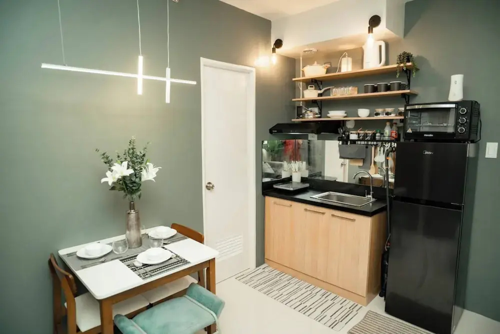 2-bedroom Elegant Condo With Sunrise & Mountain View