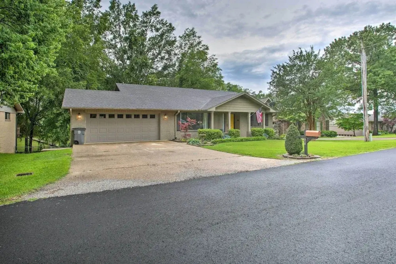 Waterfront Retreat w/ Boat Dock in Hot Springs!