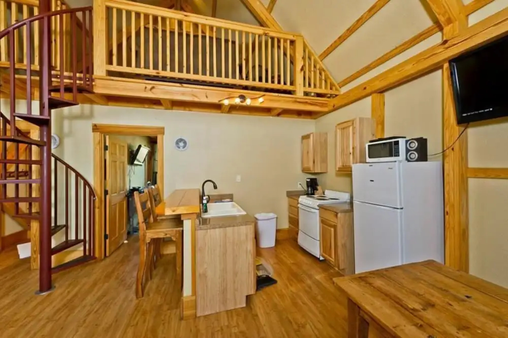 River Rd. Treehouses-Mourning Dove Haus