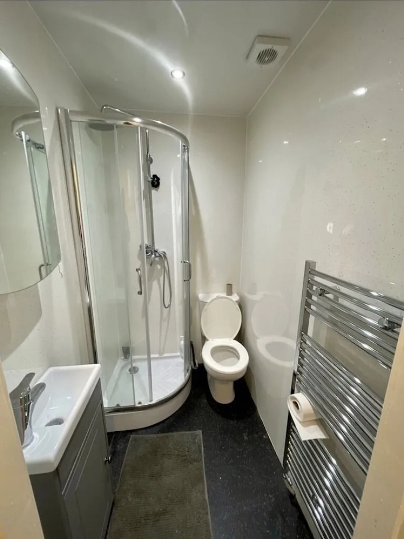 1-bed Apartment Next to Paisley Gilmour Station!