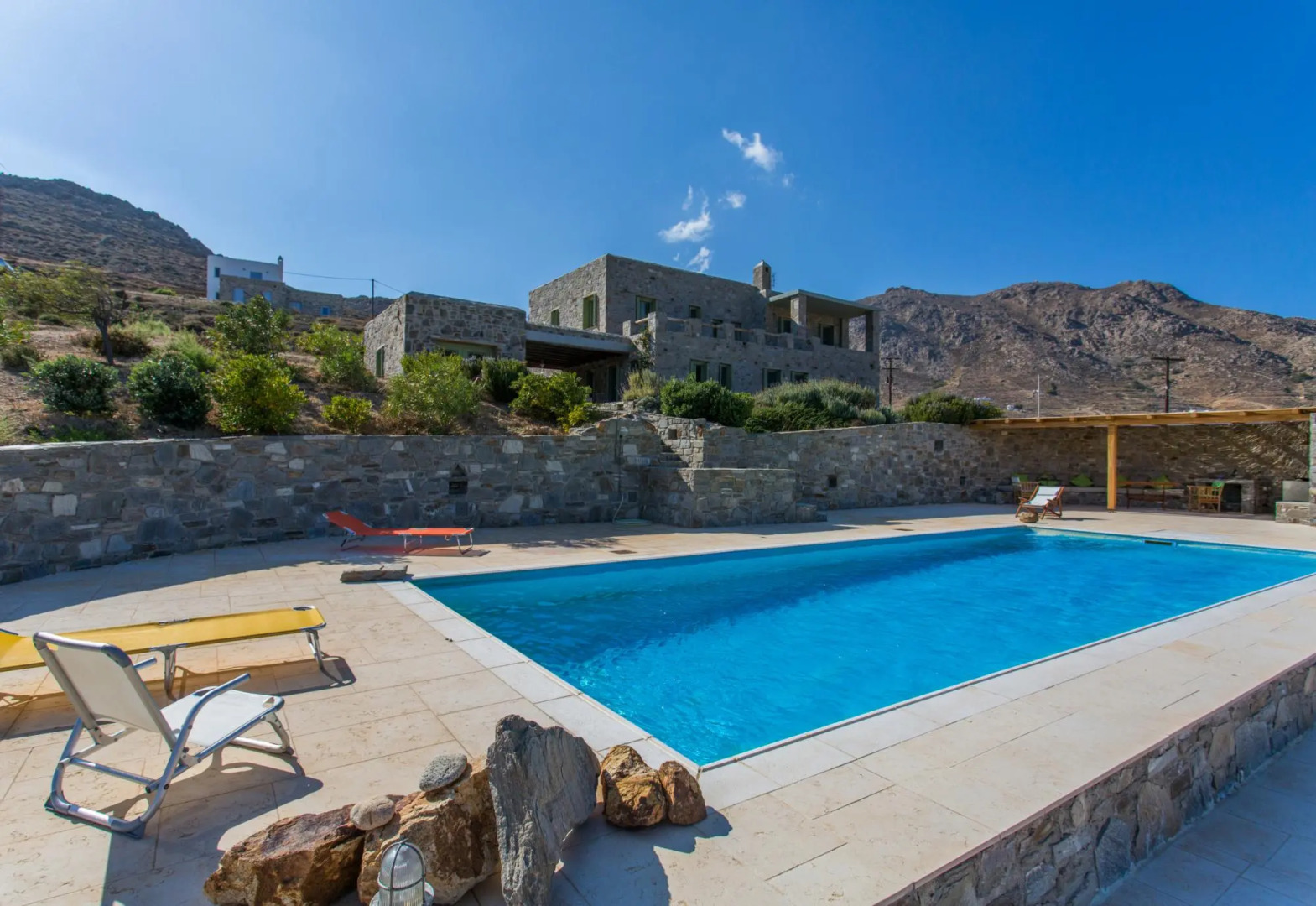Spacious 6 bdrm Stone Villa with Pool
