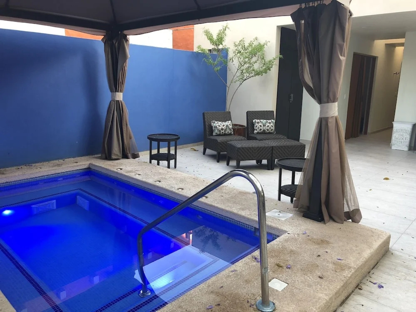 El Jardín De En Medio