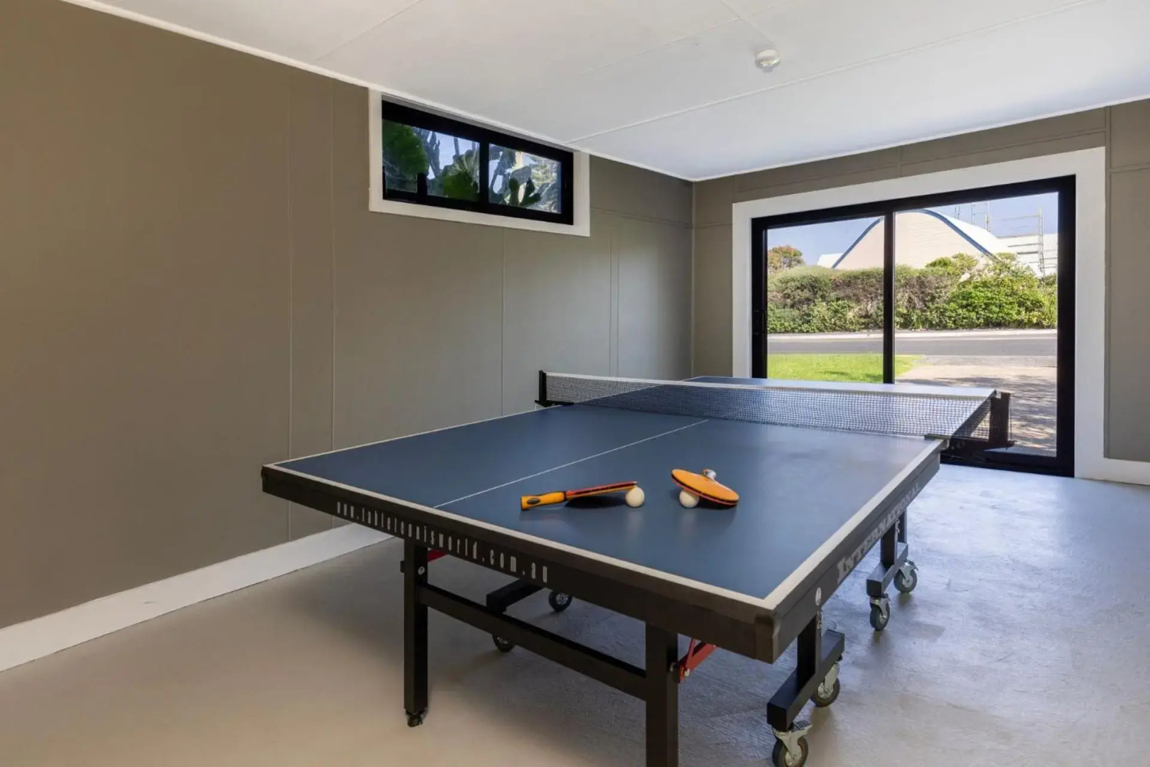 Seaview - Pet Friendly with Stunning Views - 1 Min to Beach