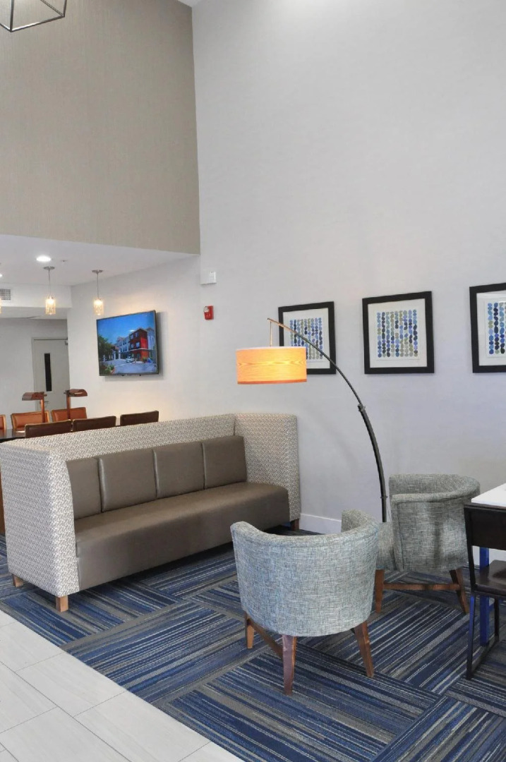 Holiday Inn Express & Suites Lake Forest by IHG