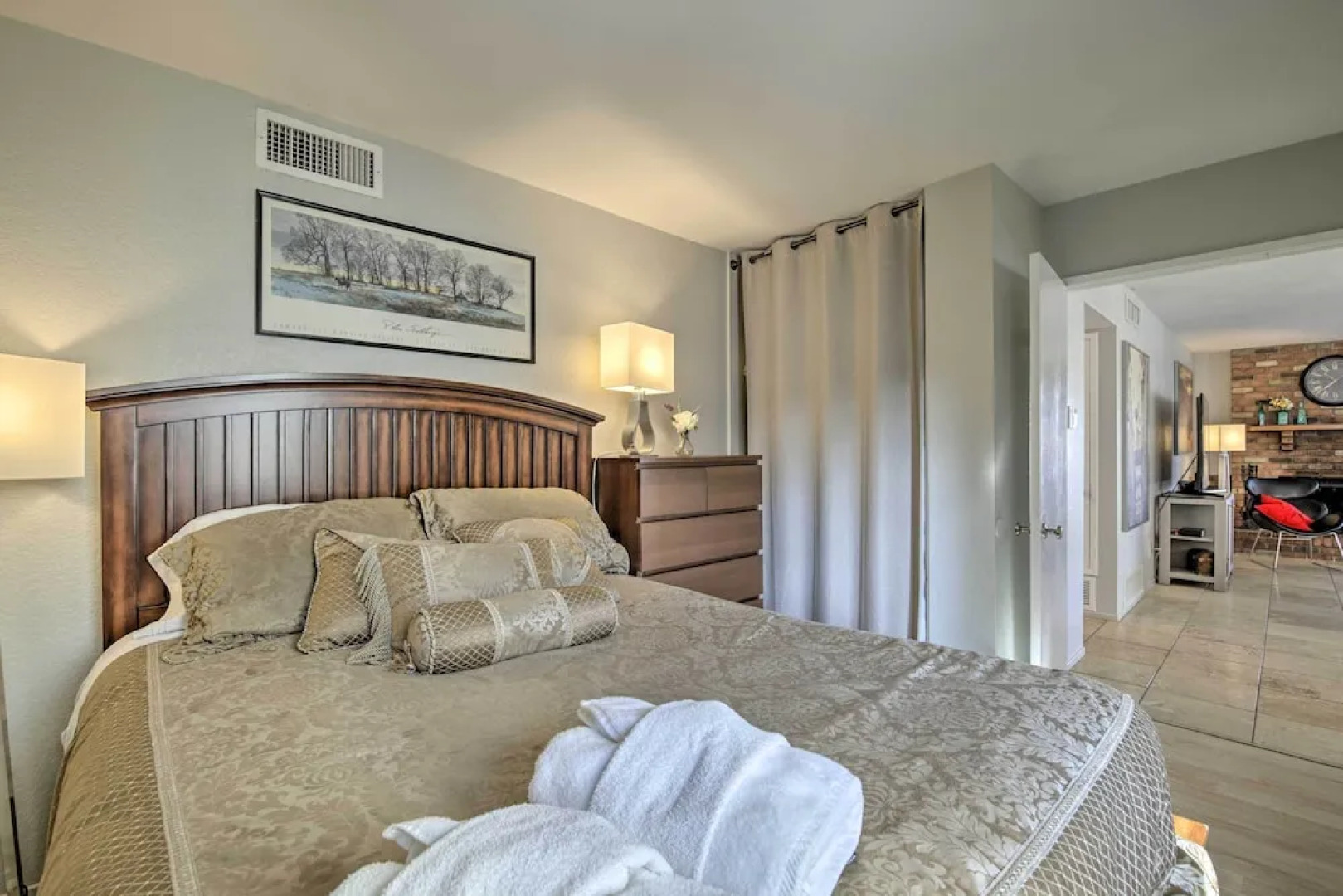 Sun Deck, Hot Tub & Kayak: Lakefront Tempe House