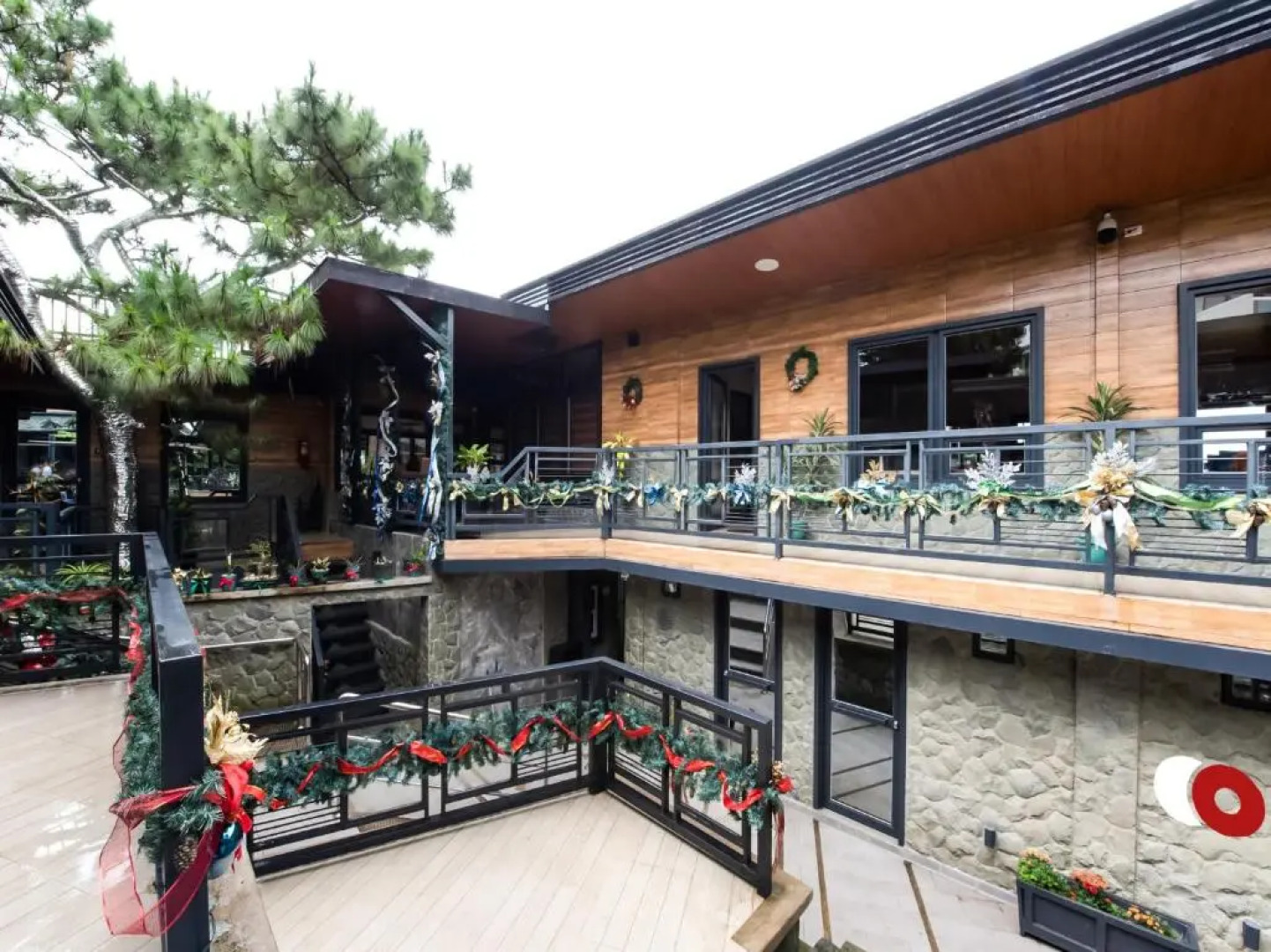 Vaccinated Staff - Capital O 492 Sunset View Ridge Residences