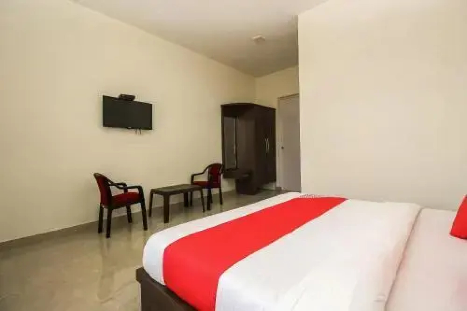 Gliders Holiday Inn by OYO Rooms