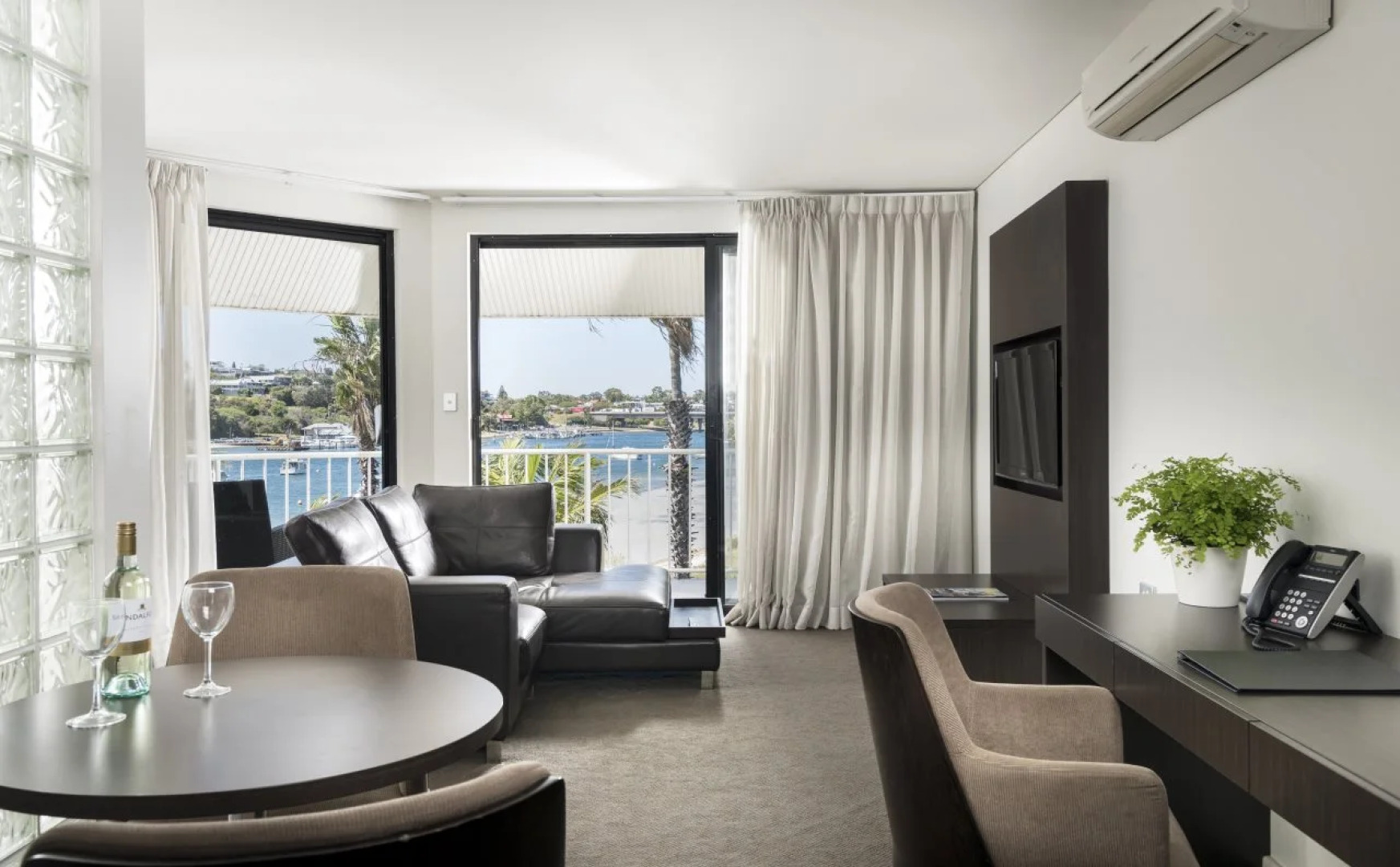 Pier 21 Riverside Apartment Hotel