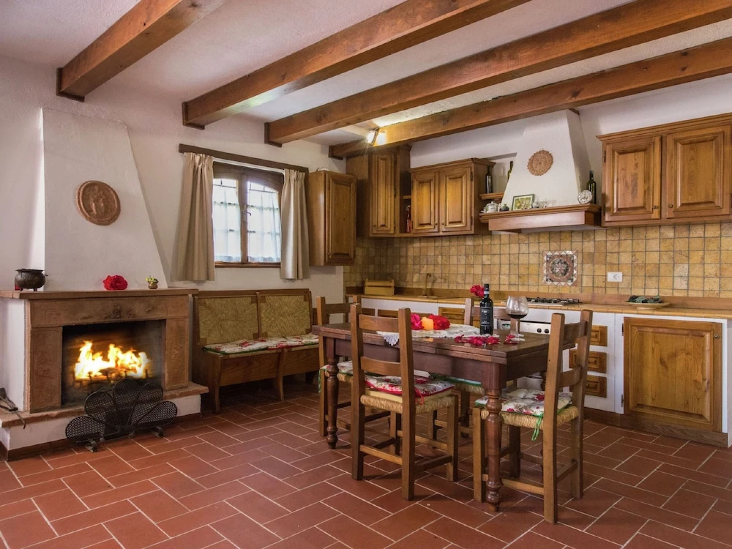 Spacious Villa in Monte San Savino with Swimming Pool
