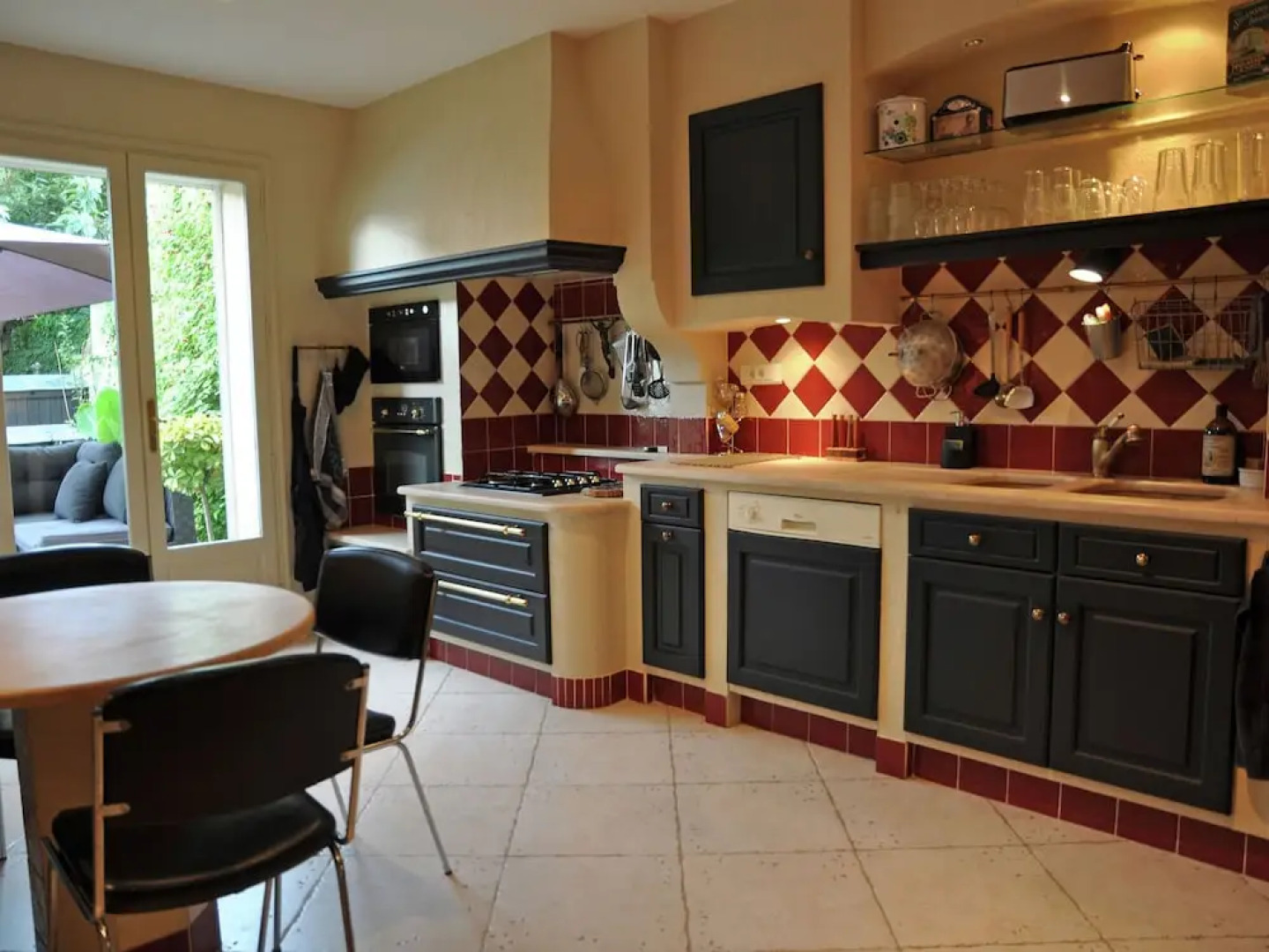 Beautiful and Stylish Town House With Private Swimming Pool in the Middle of Cavaillon