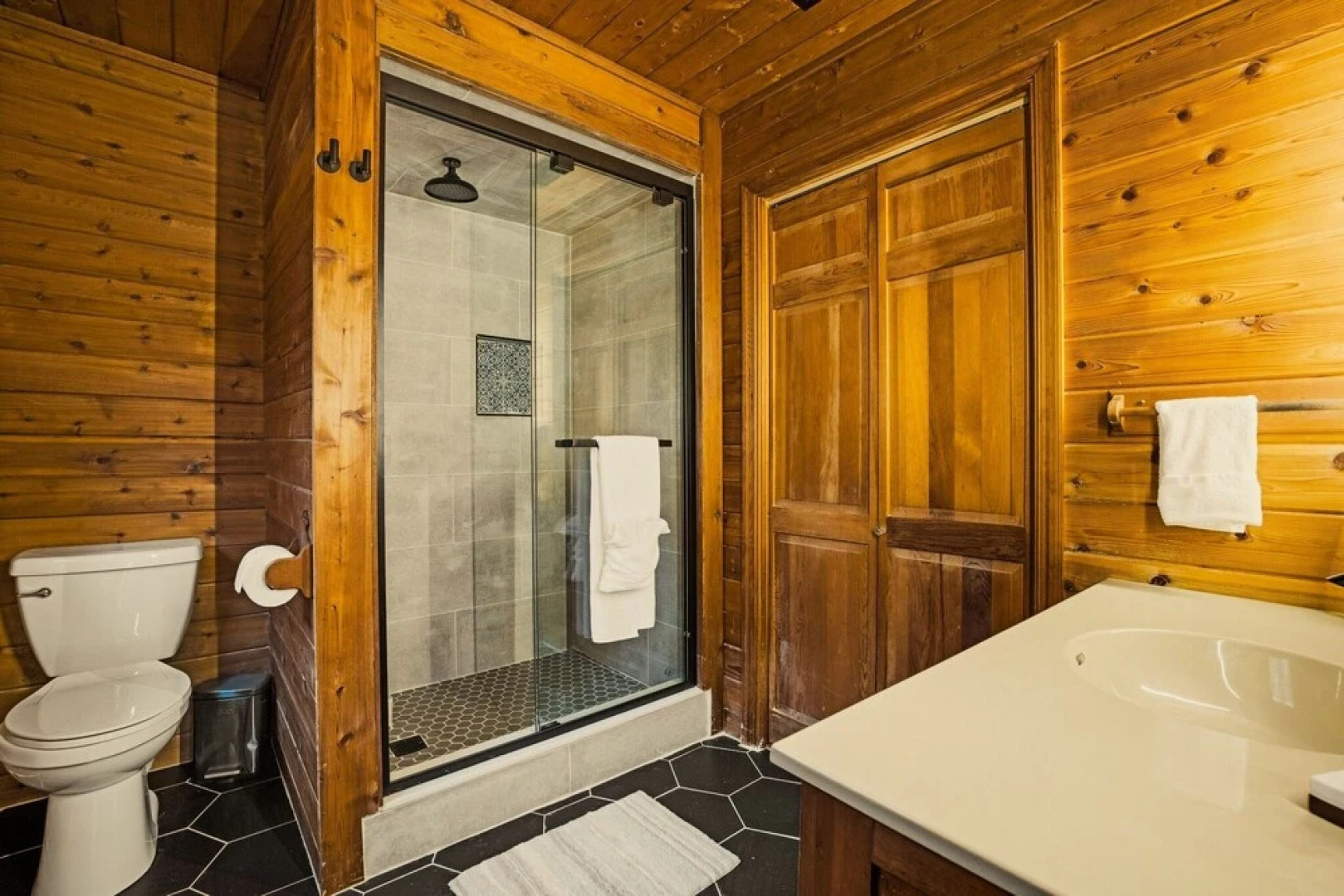 Authentic Log House With Modern Finishes - Game Room & Hot Tub - Pocono Mountains 4 Bedroom Residence by Redawning