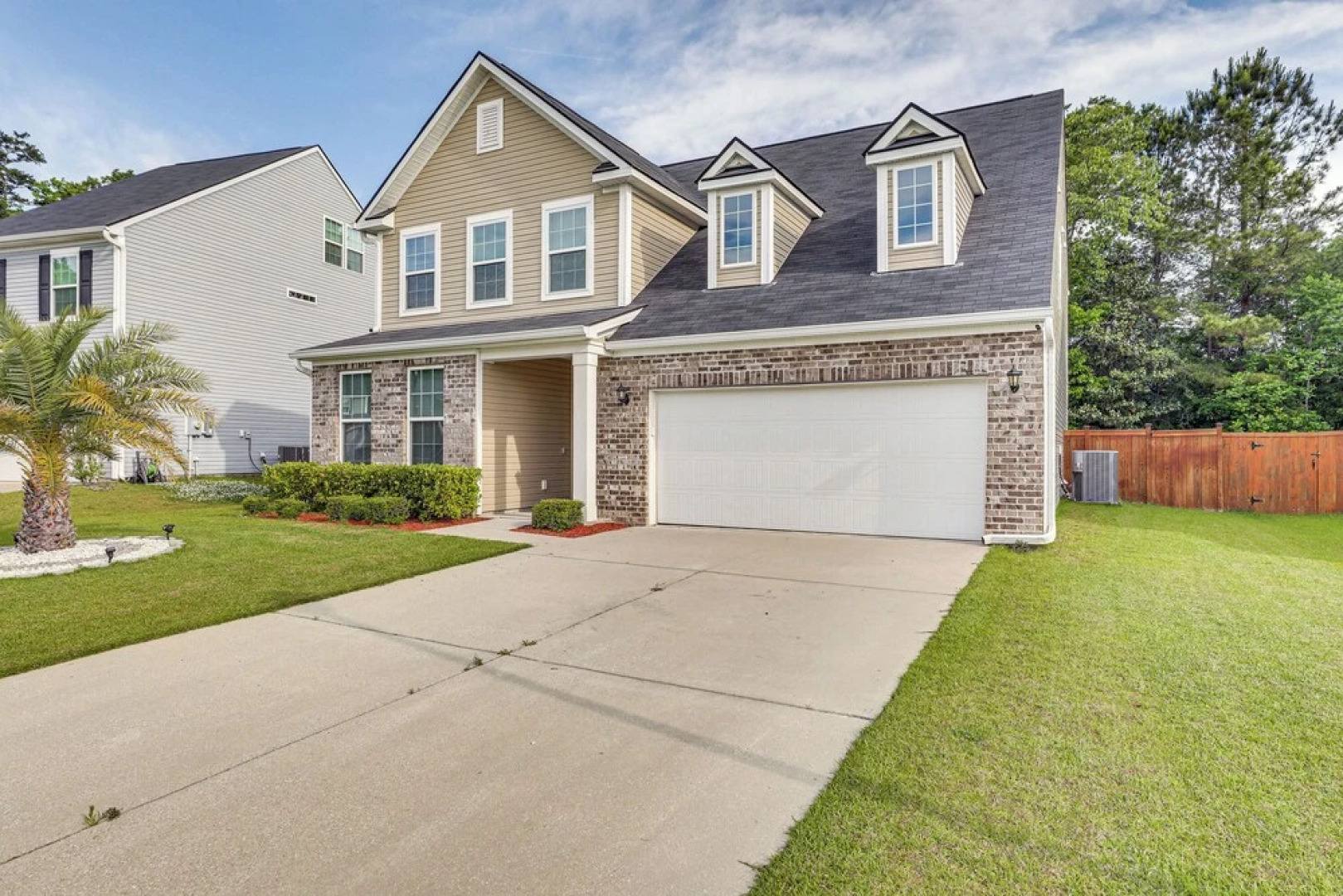 Pet-friendly Ladson Home: 23 Mi to Charleston!