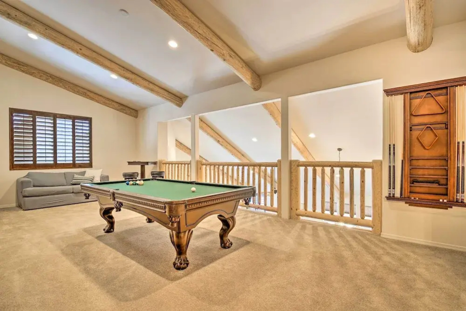 Deck & Gas Grill: Spacious Pinetop Cabin