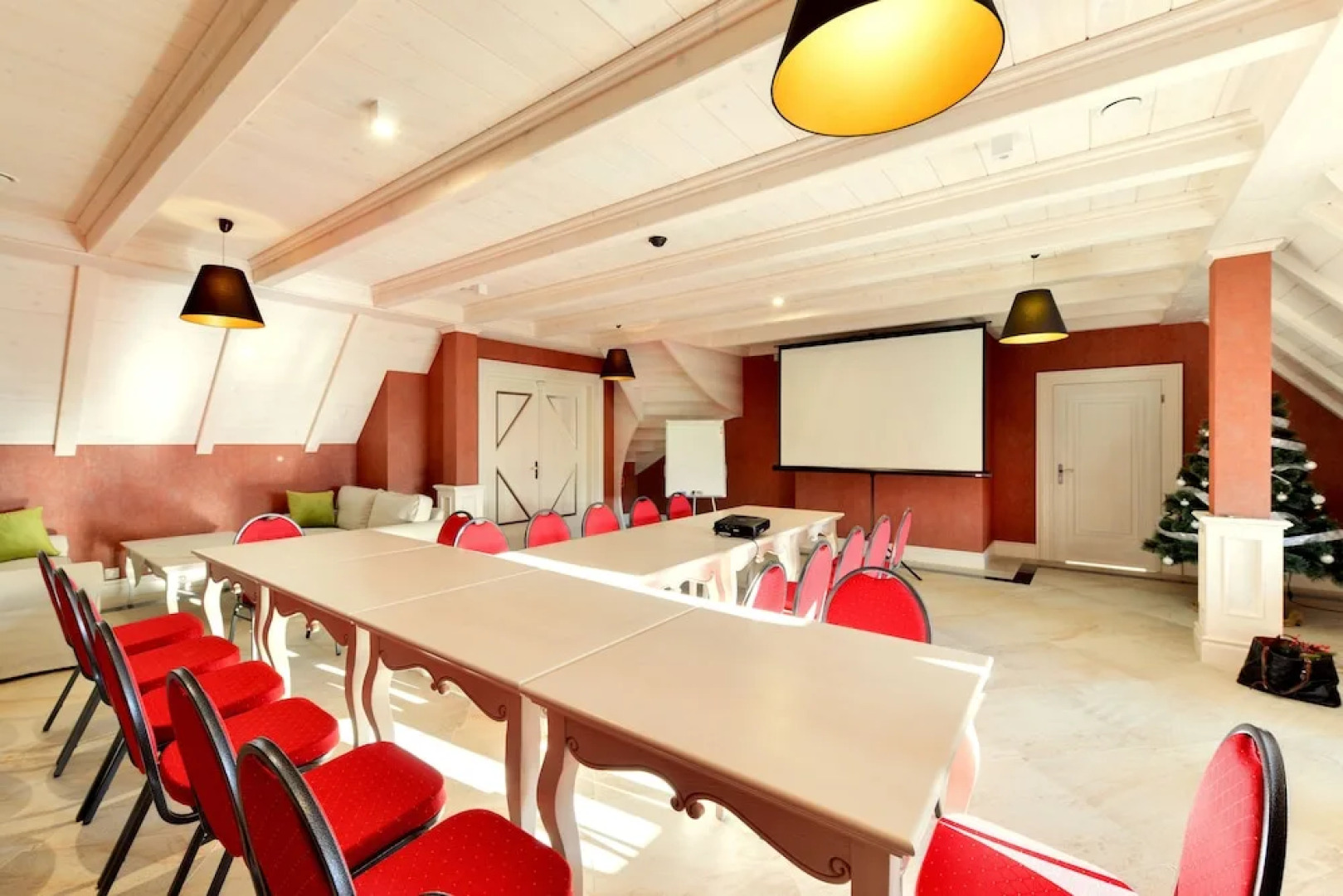 KRUPÓWKA MOUNTAIN RESORT - Widokowy hotel z basenami i wellness