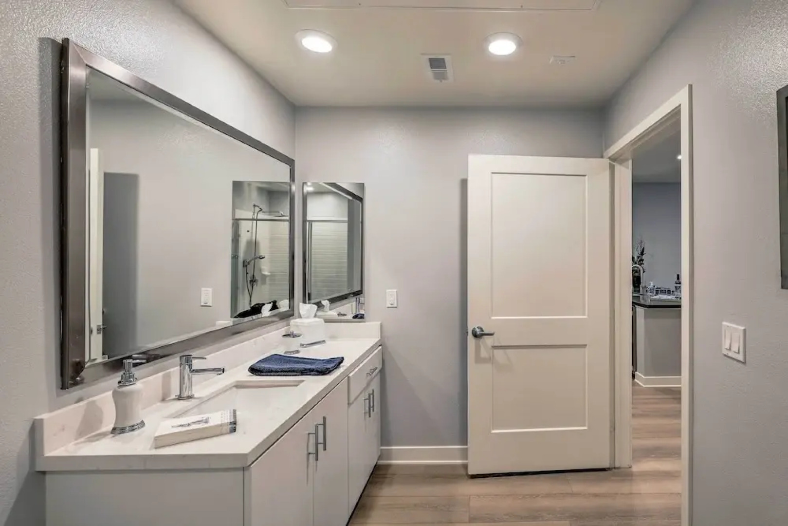 Modern Irvine Condo w/ Pool - 7 Mi to Beach!