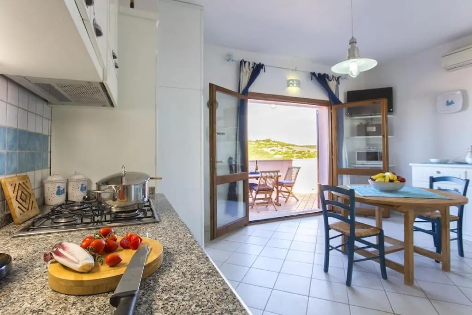 Torre dei Corsari vista mare con terrazza spiaggia sotto casa per 5 persone