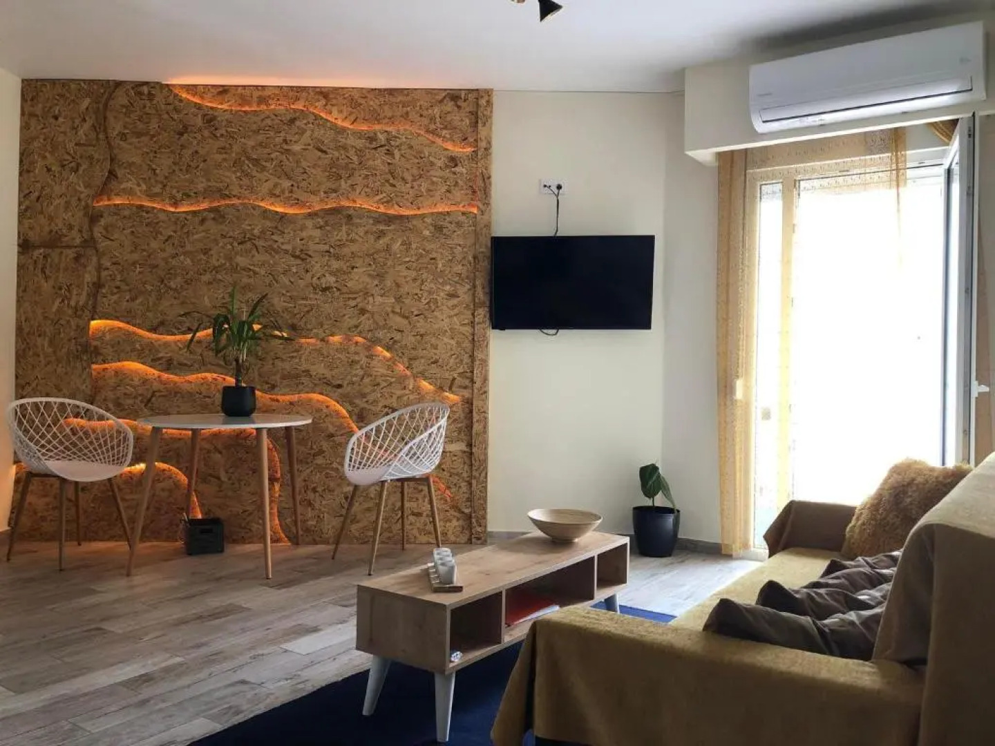 Gallery House in Drama