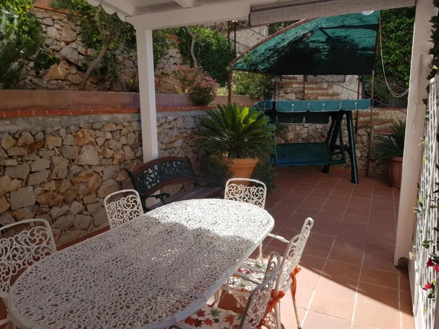 Villa del Golfo Urio with swimming pool shared by the two apartments