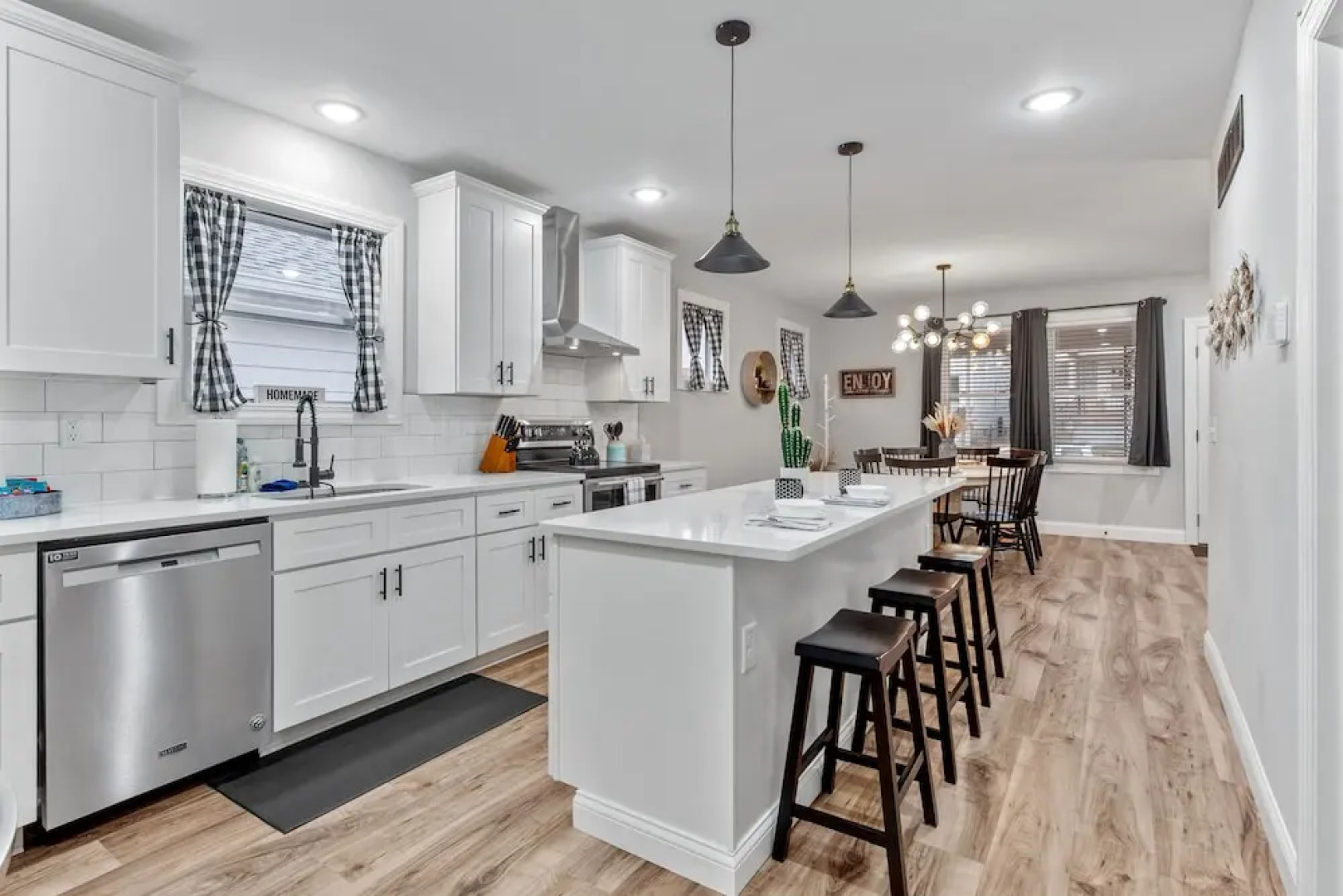 Blue Door Bungalow | JZ Vacation Rentals