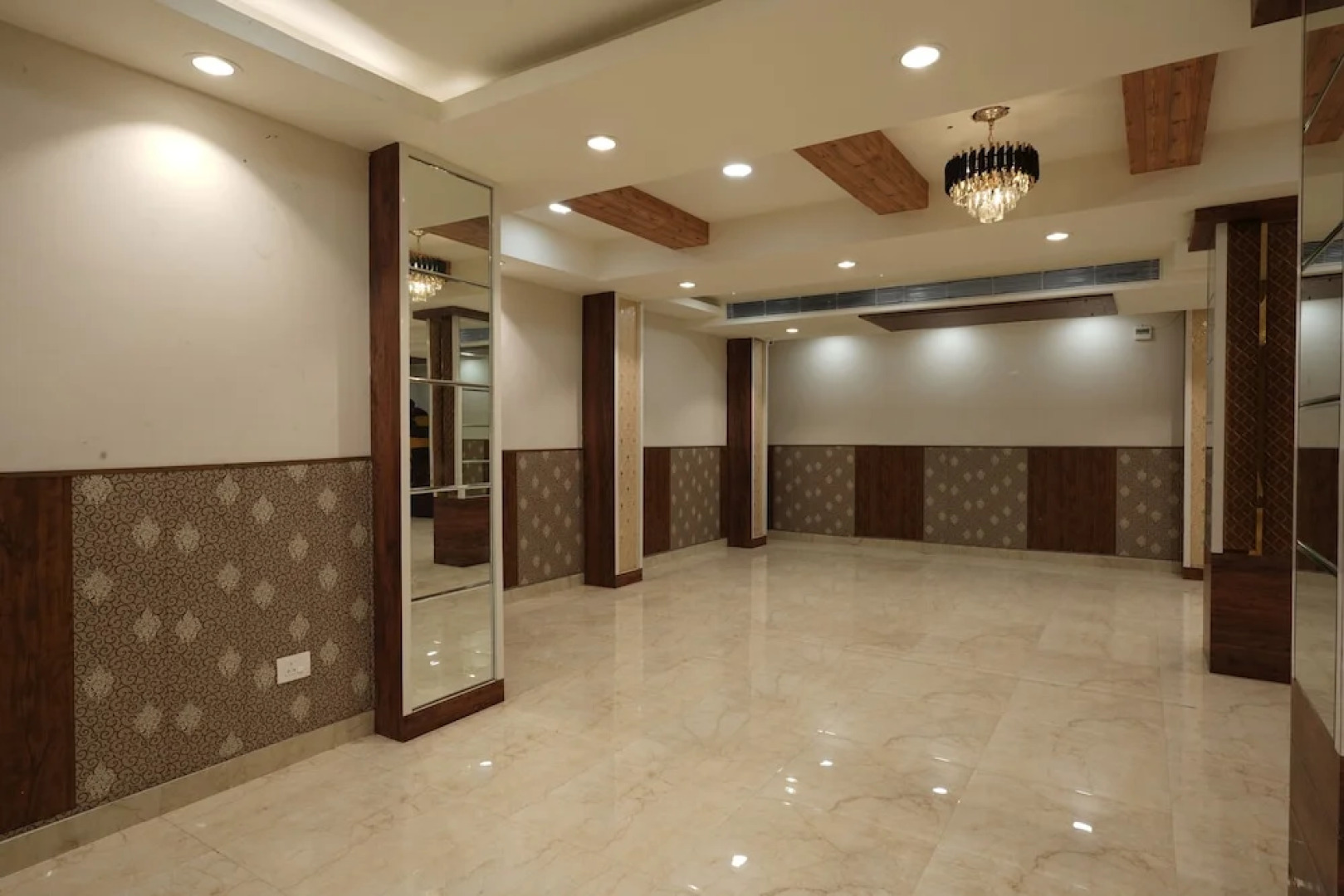 The Golden Crown Hotel Banquet & Cafe