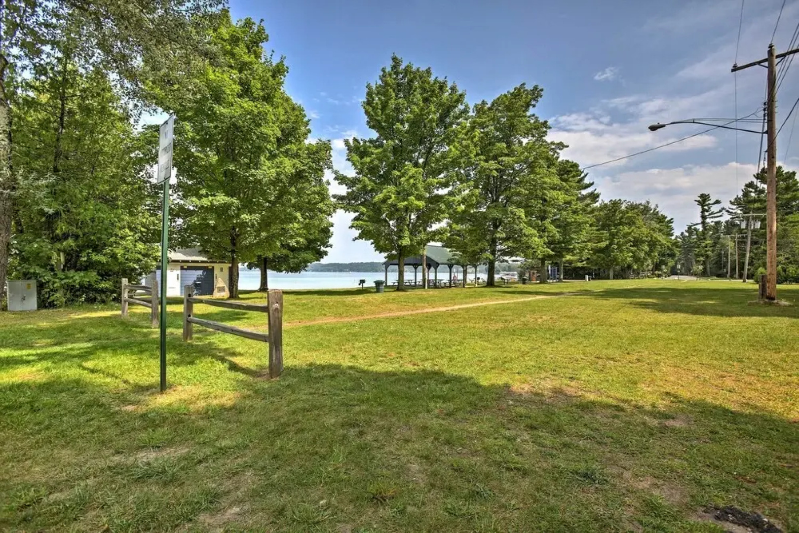 Quaint Studio w/ Shared Beach: Walk to Suttons Bay