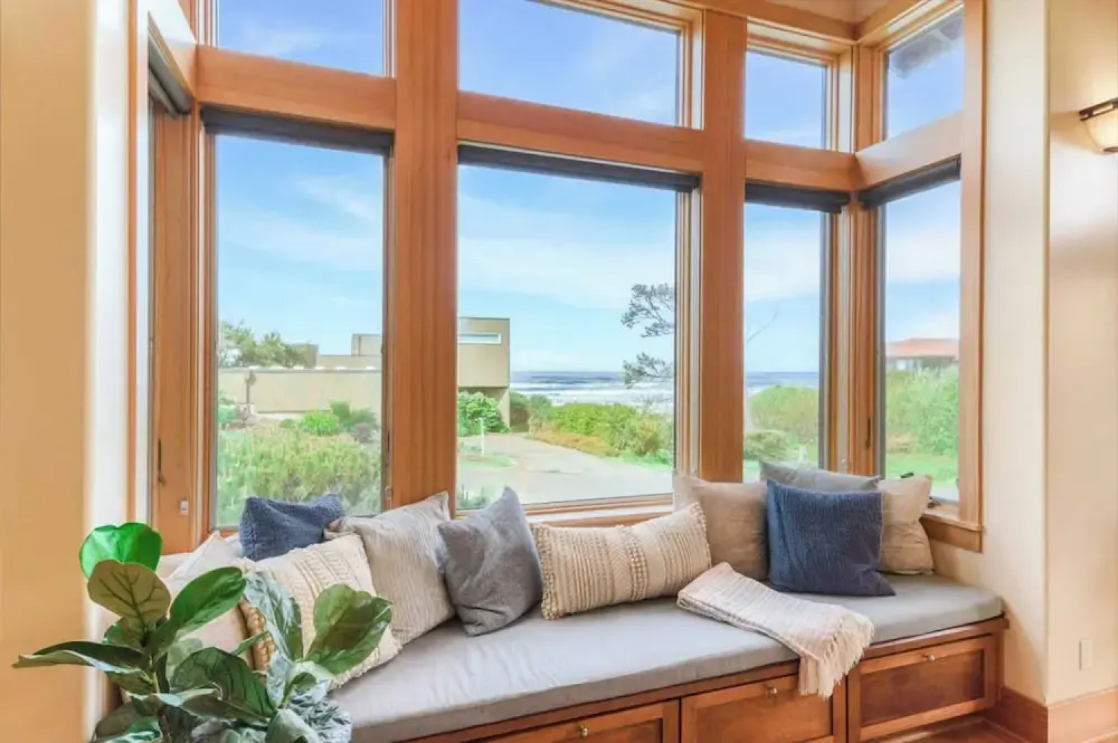 The Castle Rock Estate by Avantstay Steps From Arch Cape Beach w/ Hot Tub & Sauna