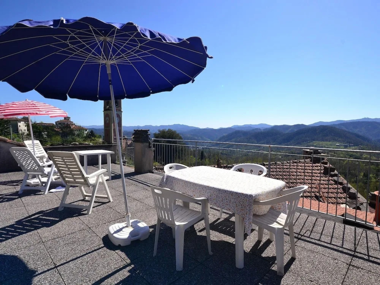 20 km from the 5 Terre, in a small town, 3-room apartment, terrace with view