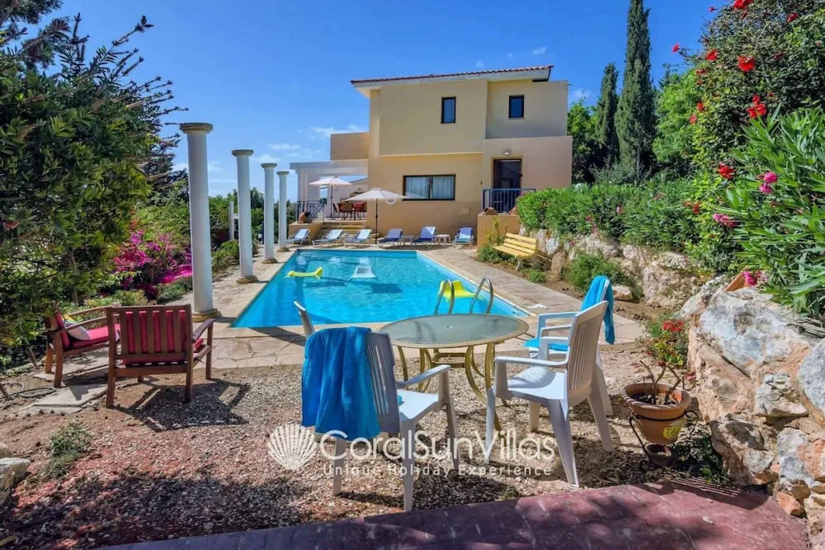 Wonderful Quiet Area, Completely Privacy, Large Private Pool, Colourful Garden