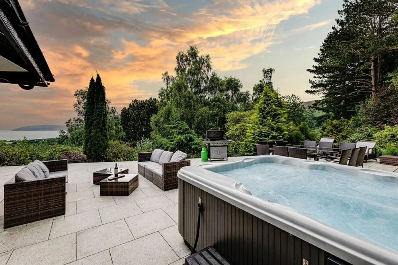 Delightful Holiday Home With sea Views and Hot Tub