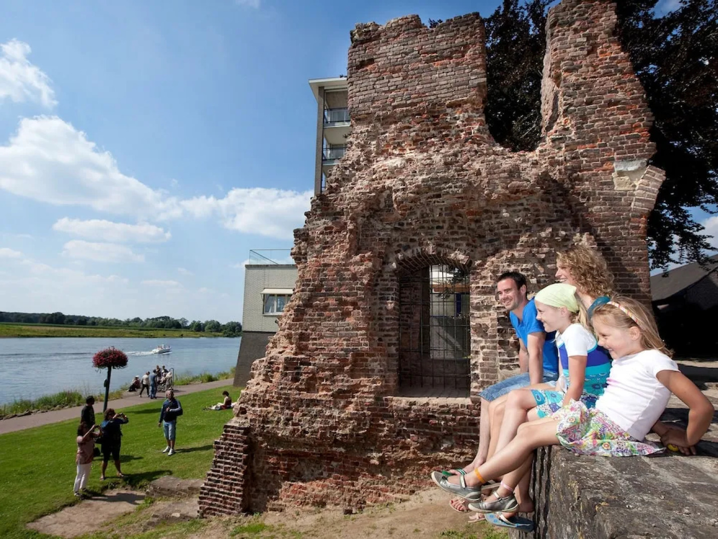 Luxurious Detached Villa with 3 Bathrooms, in de Maasduinen