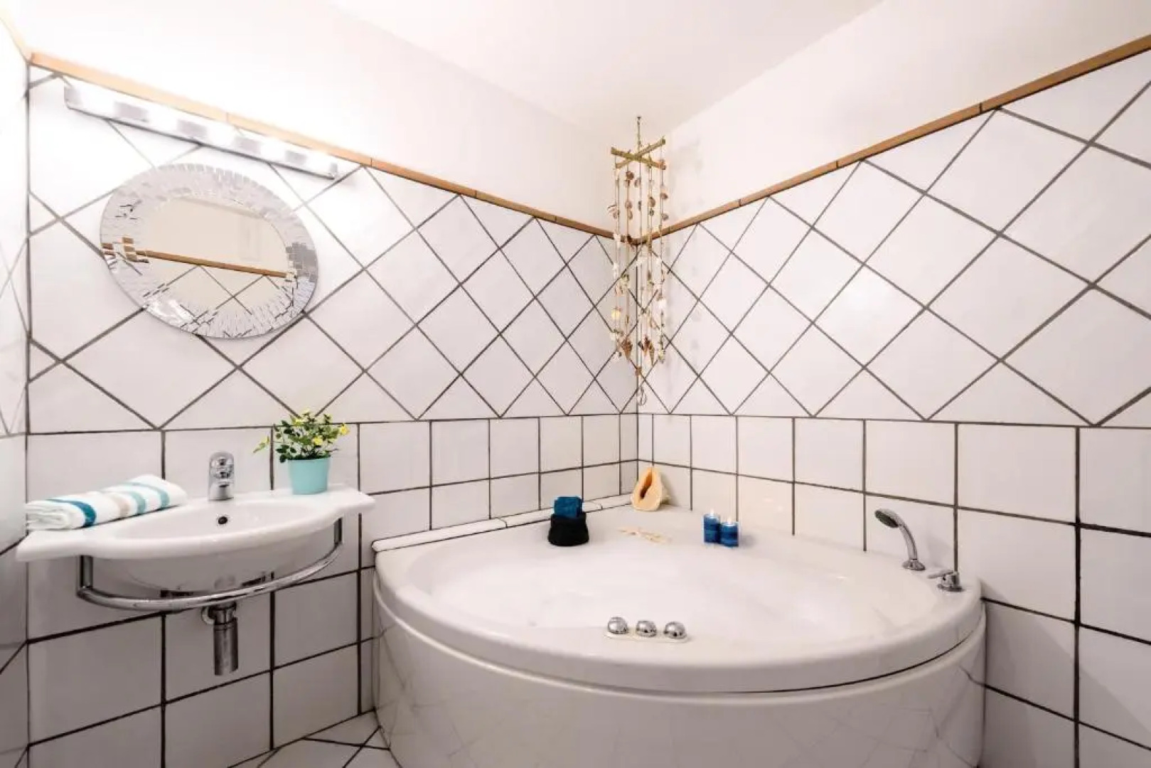 Paper Apartment with Pool