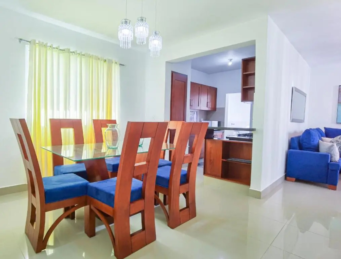 Se renta apartamento amueblado , ubicados en Santiago , 3 habitaciones , 2 bańos , 2 parqueo , área de juego y Piscina.