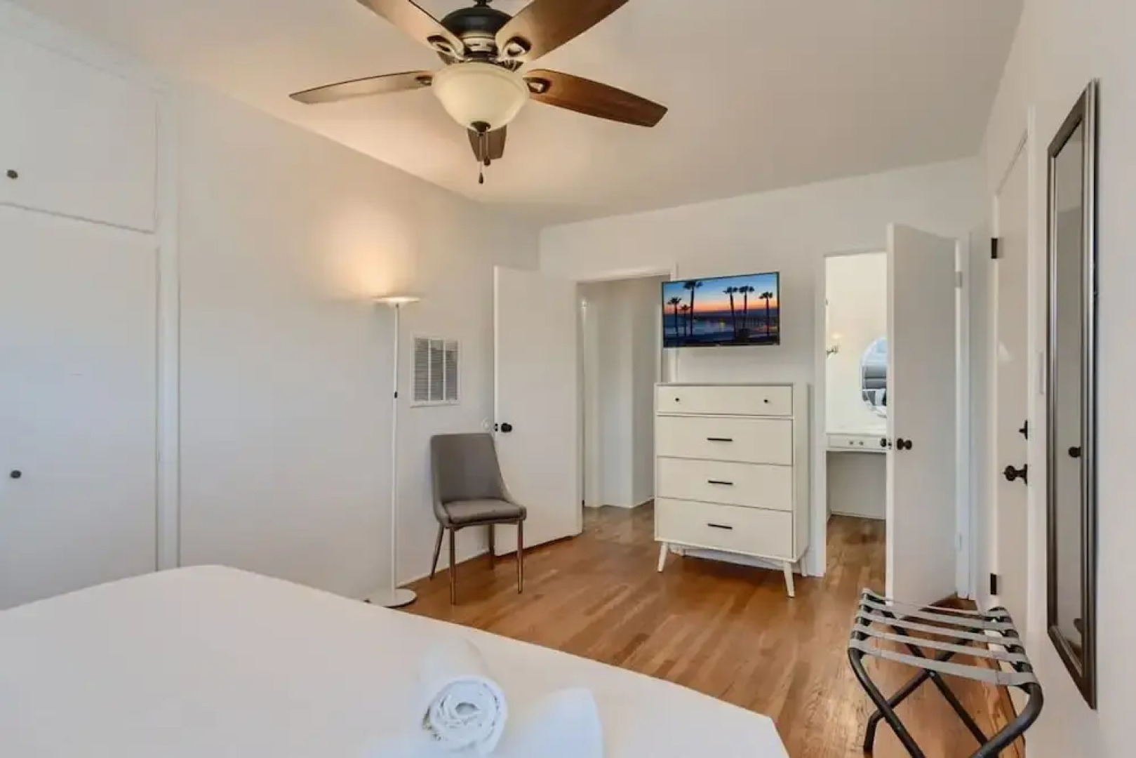 Walk to Beach - King Apt In 1 Area - AB