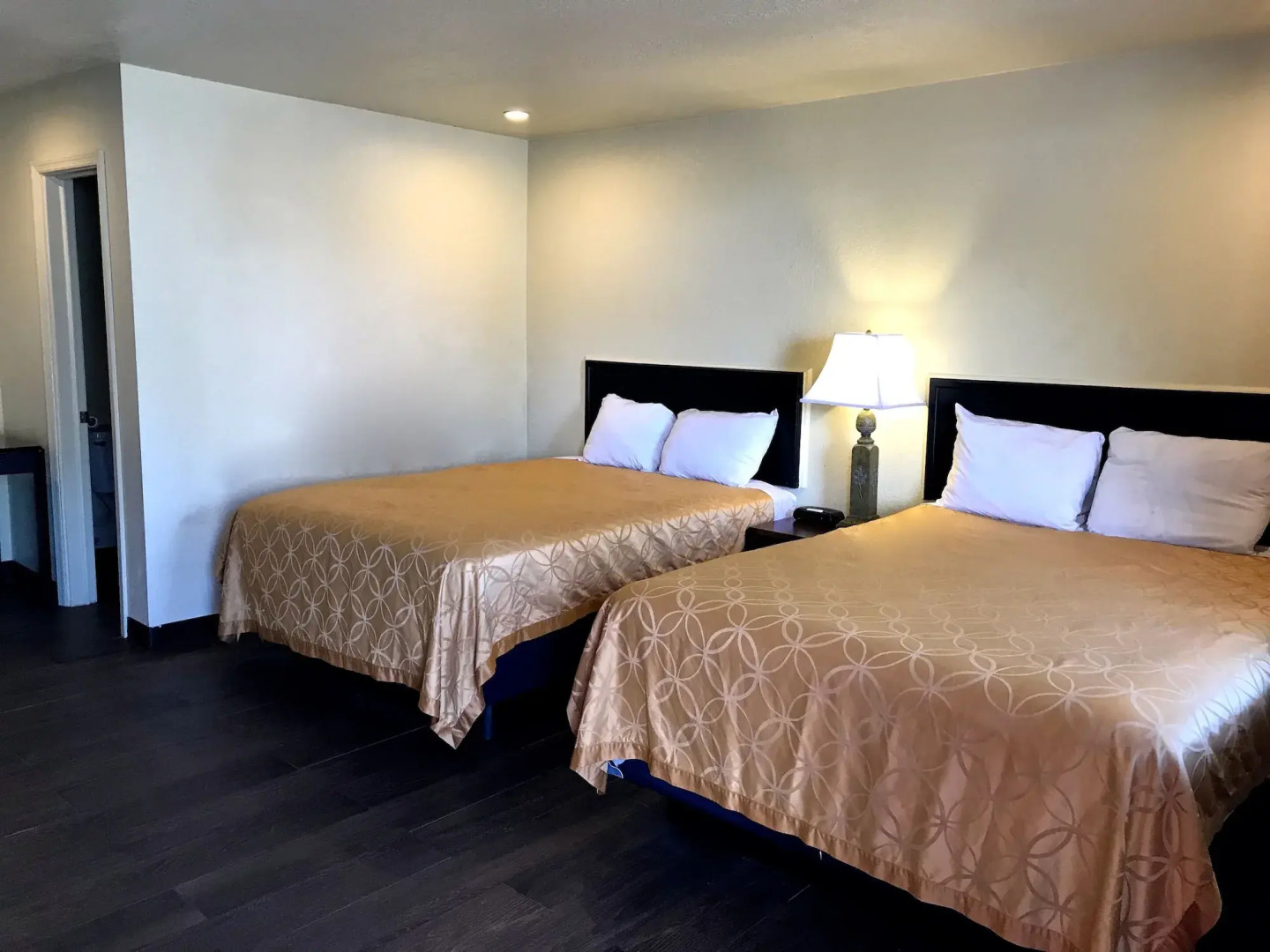 Whistling Pines - Daily & Extended Stay, Elizabeth City